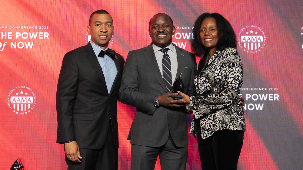 Howard Franklin Accepts Reginald Lewis Award from AAMA